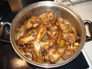 Pigs feet with cinnamon, anise seeds, garlic and ginger.... Looks gross, smells great, tastes... well - I dont know...
